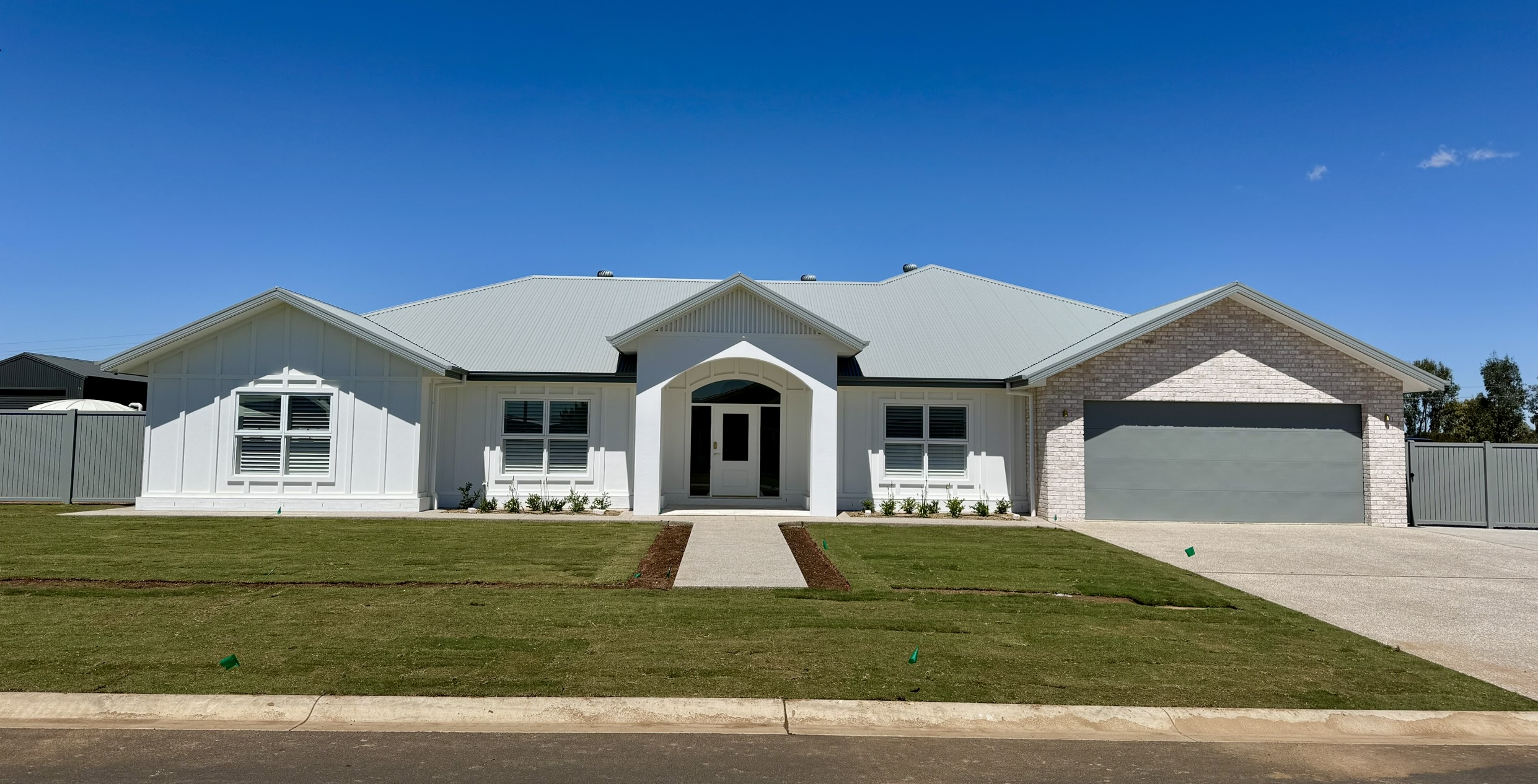 White single-storey home with a double garage on a wide, flat block in Dubbo, built by Robinson & Fuller Homes